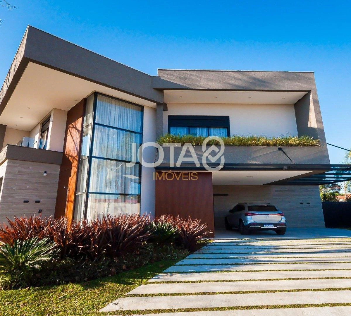 Floor-to-ceiling windows in a 4-bedroom house, 305 m² — photo 10
