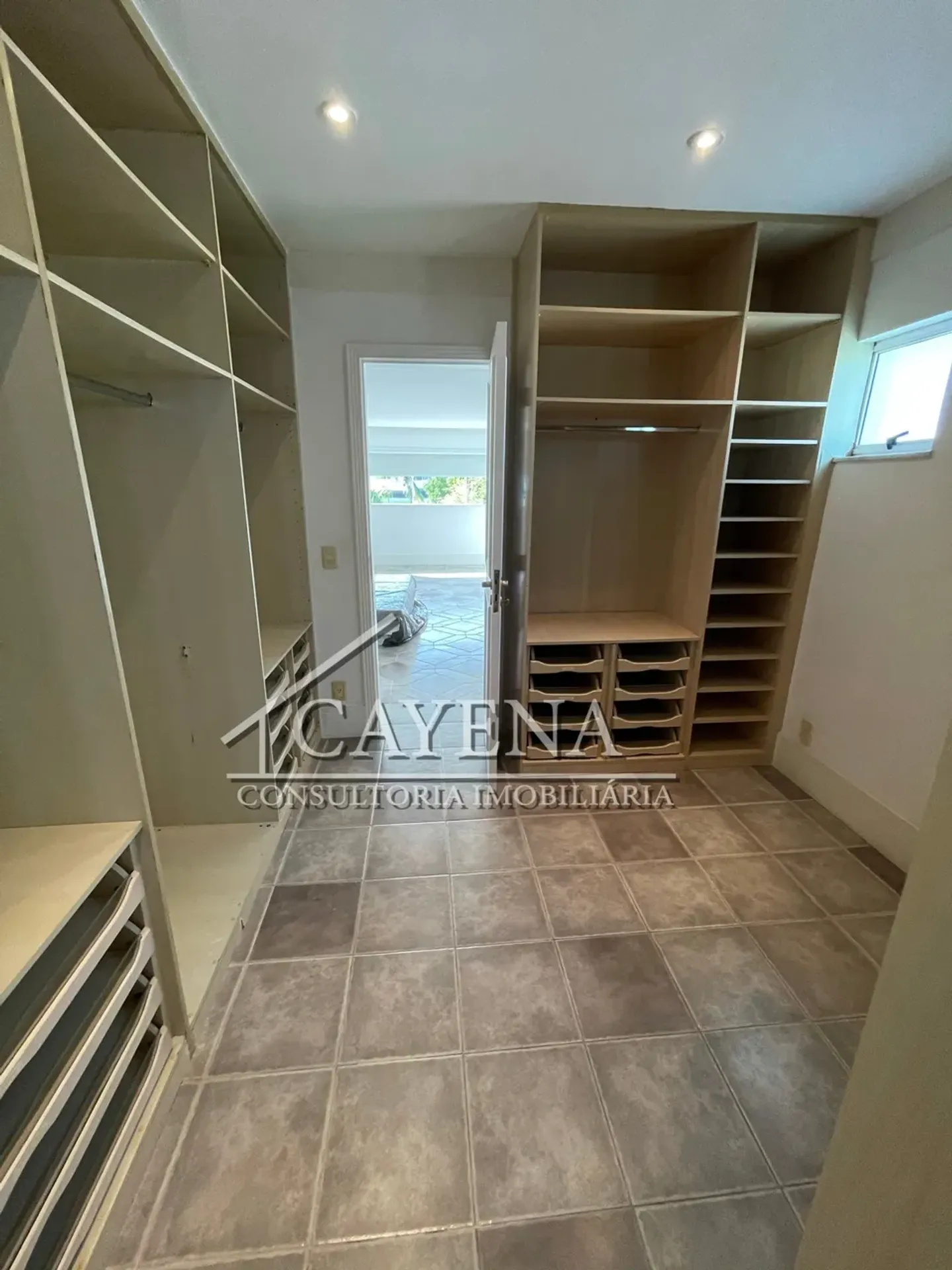 4 quartos e banheira: casa de 650 m² — photo 63