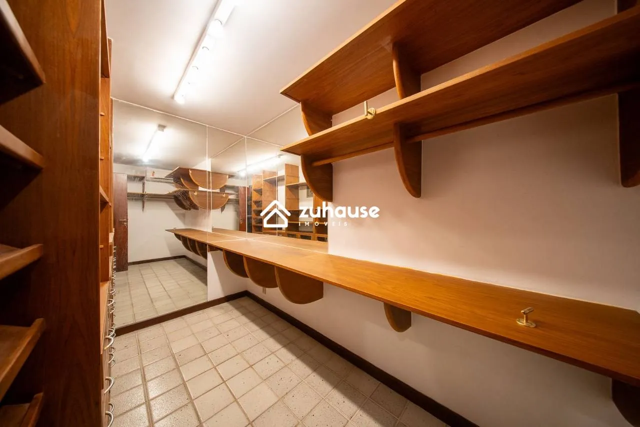 Casa de 5 quartos com janelas do piso ao teto — photo 40