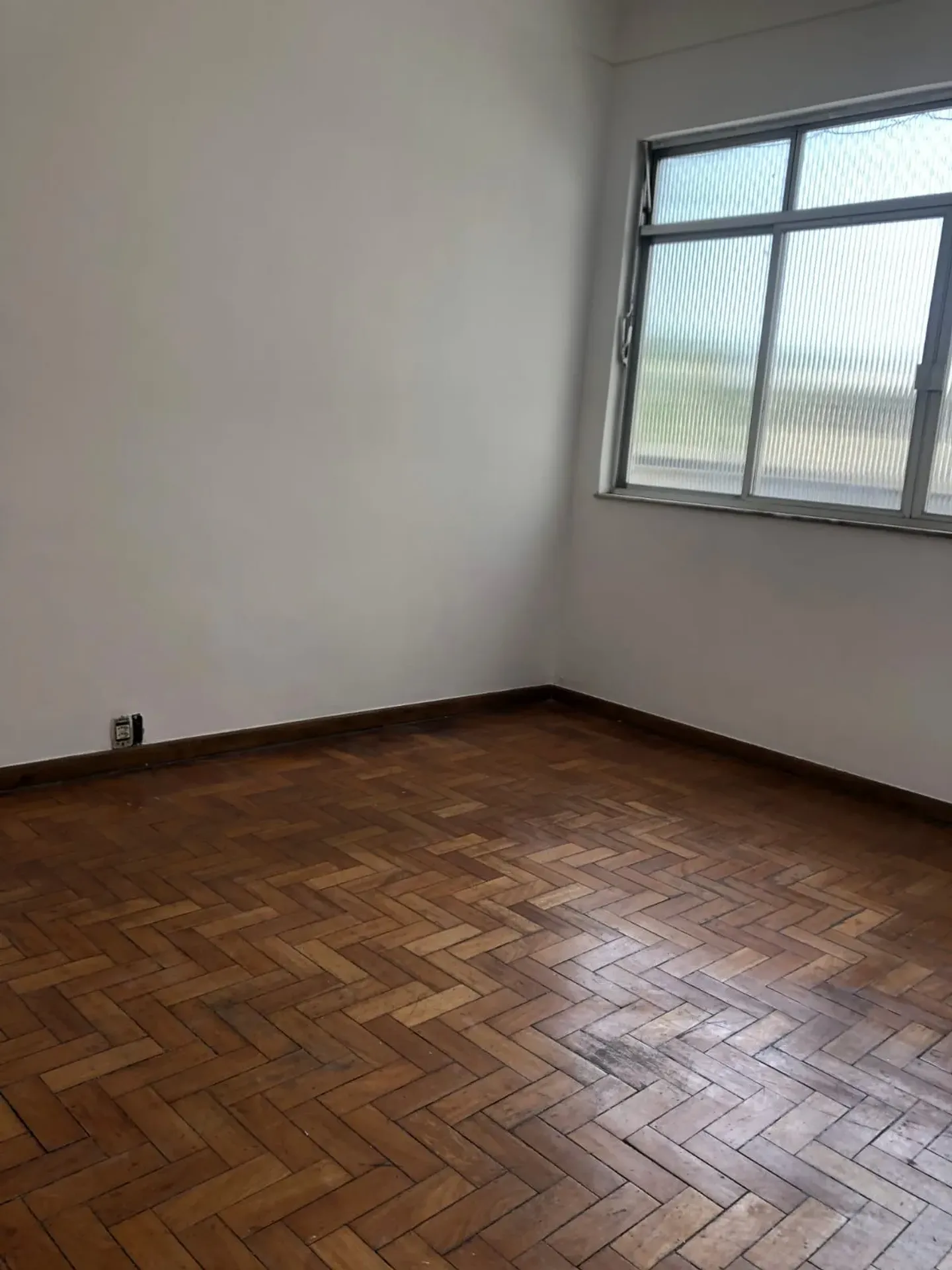 Wood or laminate floors in a 2-bedroom apartment, 82 m² — photo 4