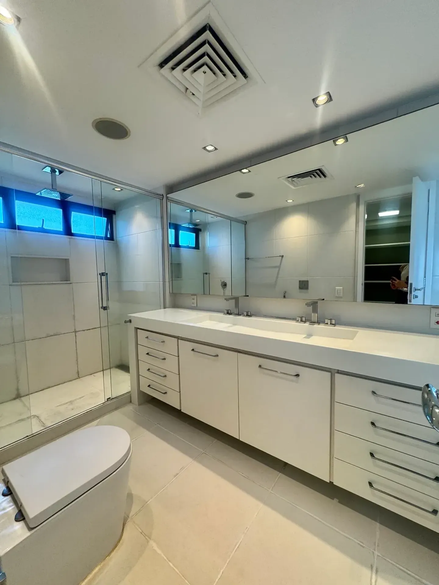 335 m² apartment with a glass-enclosed balcony and a jacuzzi — photo 10
