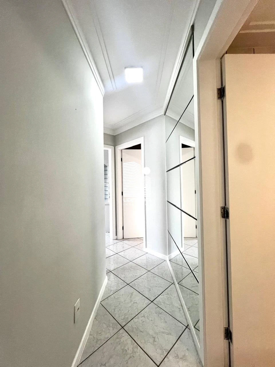 Furnished apartment, 125 m², with a glass-enclosed balcony — photo 15