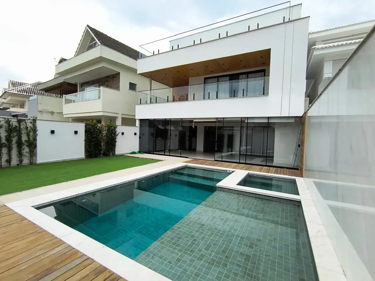 360 m² house with 4 bedrooms and open-plan kitchen — photo 9