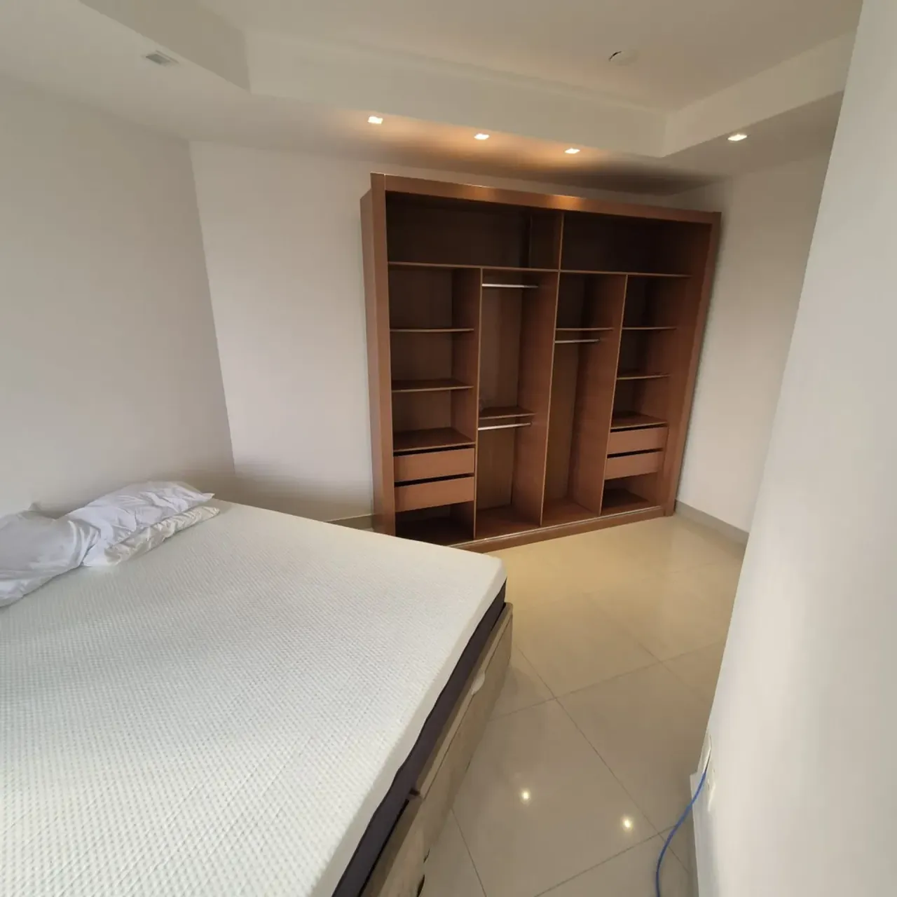 Furnished 1-bedroom apartment with open-plan kitchen — photo 10