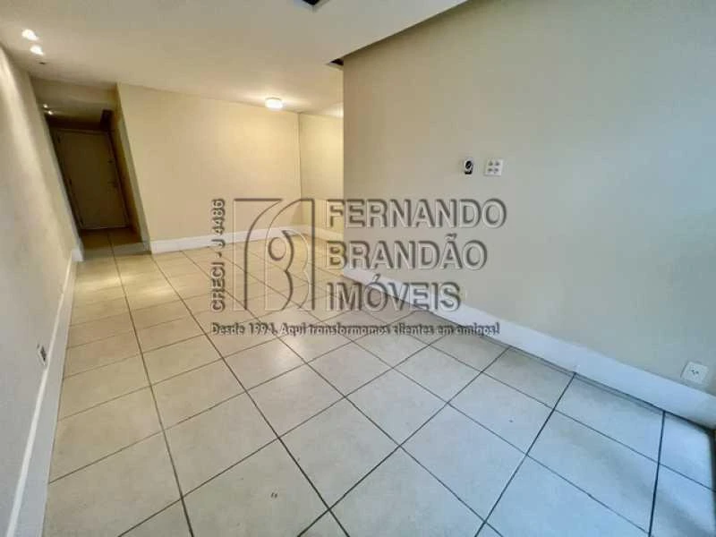 Glass-enclosed balcony in a 3-bedroom apartment, 91 m² — photo 16