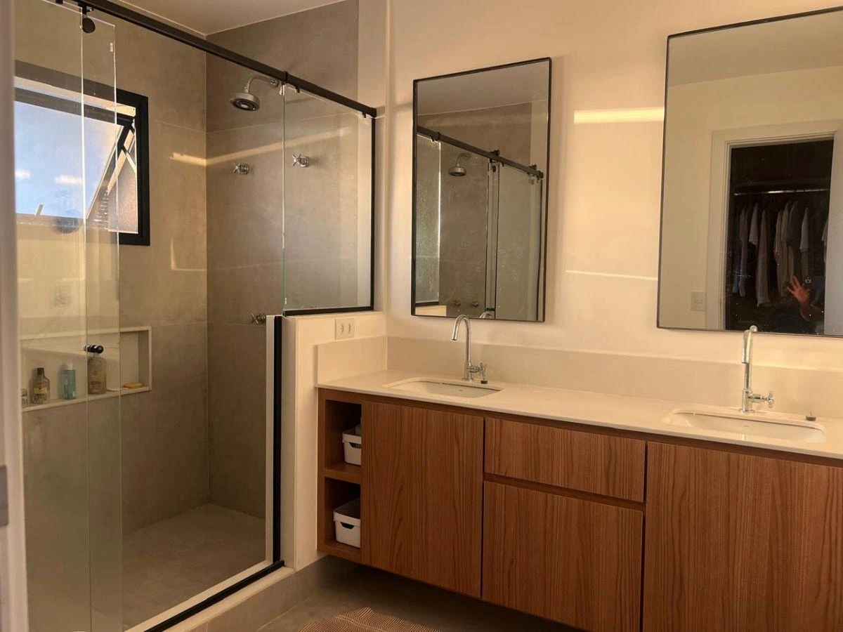 House with 4 en-suite bedrooms and 430 m² with 3 spots — photo 10