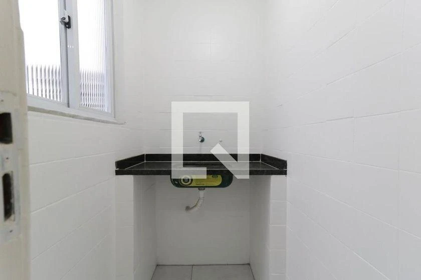 1-bedroom apartment with a glass shower enclosure — photo 3