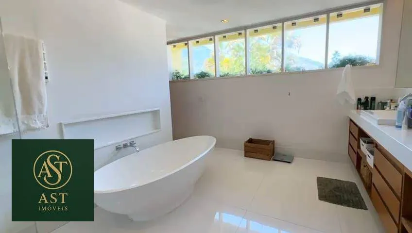 686 m² house with floor-to-ceiling windows and a bathtub — photo 51