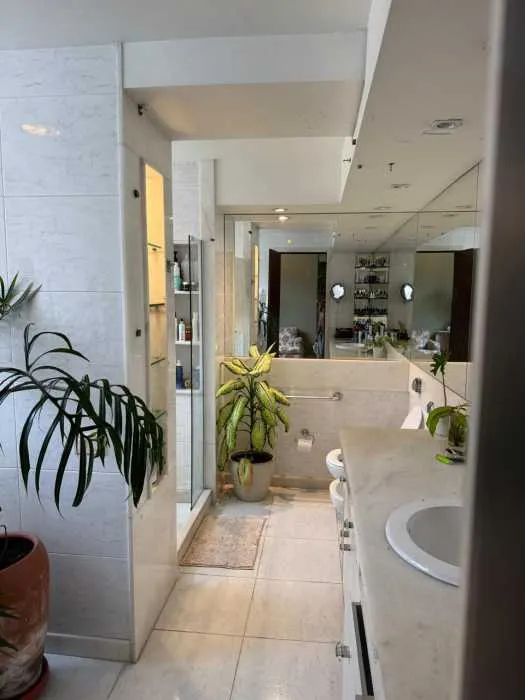 Apartamento de 484 m² com janelas do piso ao teto e banheira — photo 12