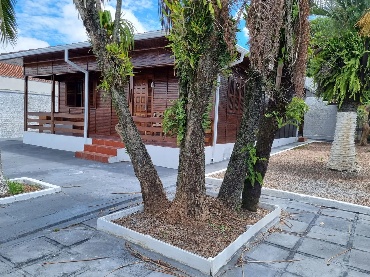 3-bedroom house with wood or laminate floors in Curitiba — photo 4
