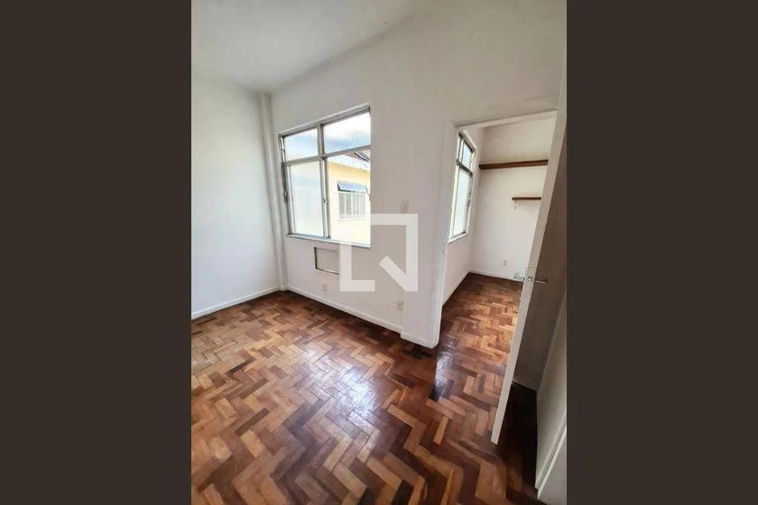 Wood or laminate floors in a one-bedroom apartment, 50 m² — photo 8