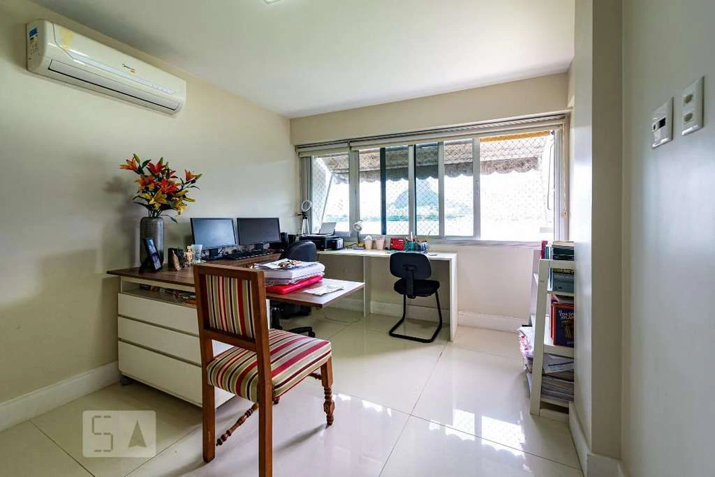 Rental apartment with 4 bedrooms and 200 m² — photo 17