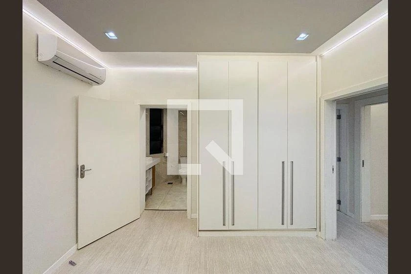 Walk-in closet in a 3-bedroom apartment, 120 m² — photo 32