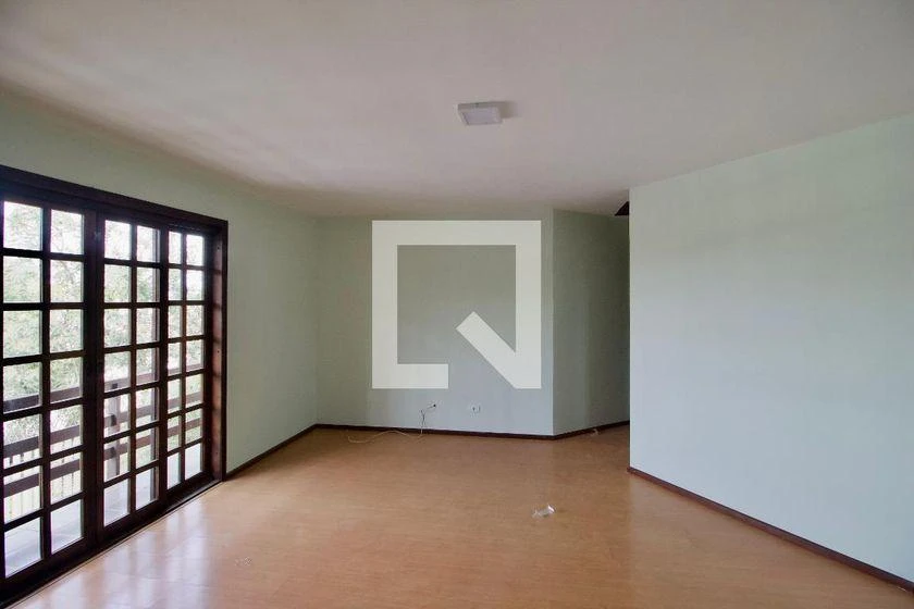 4-bedroom house with wood or laminate floors in Curitiba — photo 18