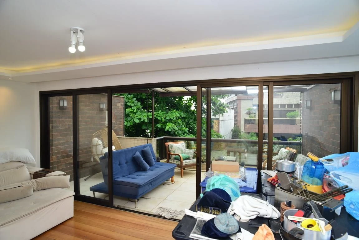 Furnished apartment, 300 m², with a glass-enclosed balcony — photo 7