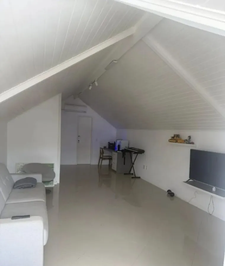 400 m² house with a bathtub and a mountain view