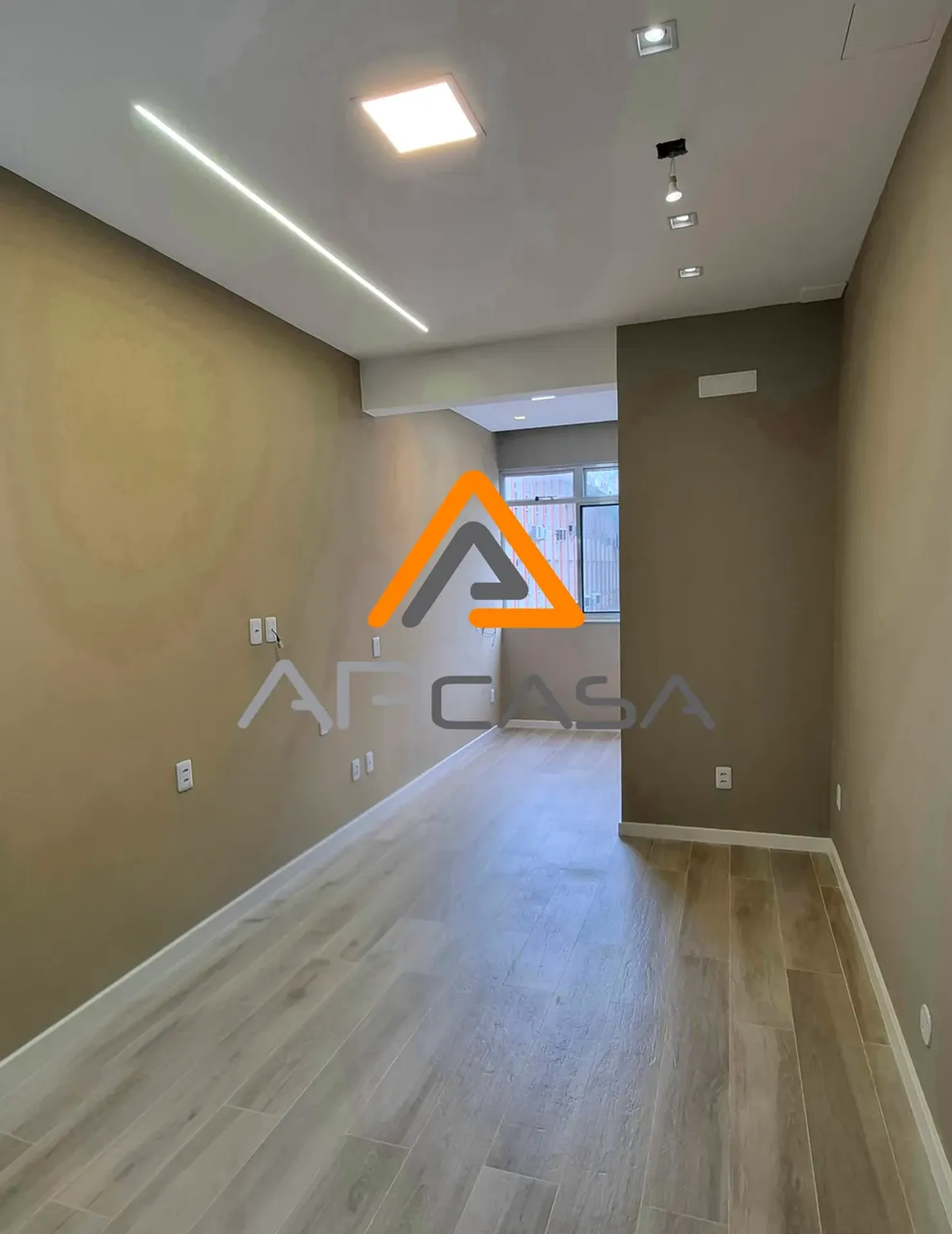 2-bedroom apartment with wood or laminate floors — photo 14