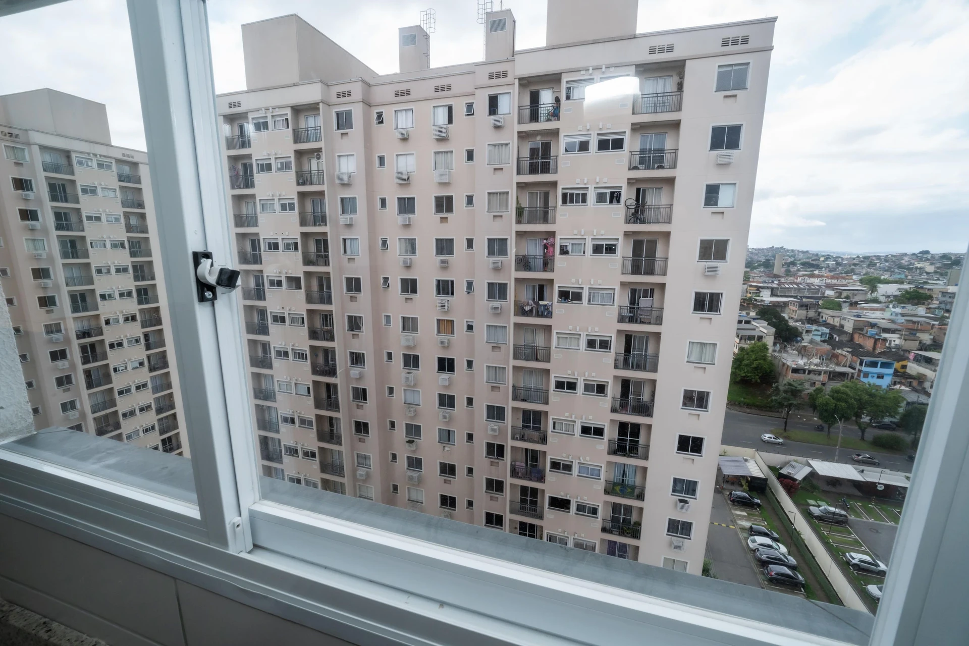 2-bedroom apartment in a building with a gym — photo 17