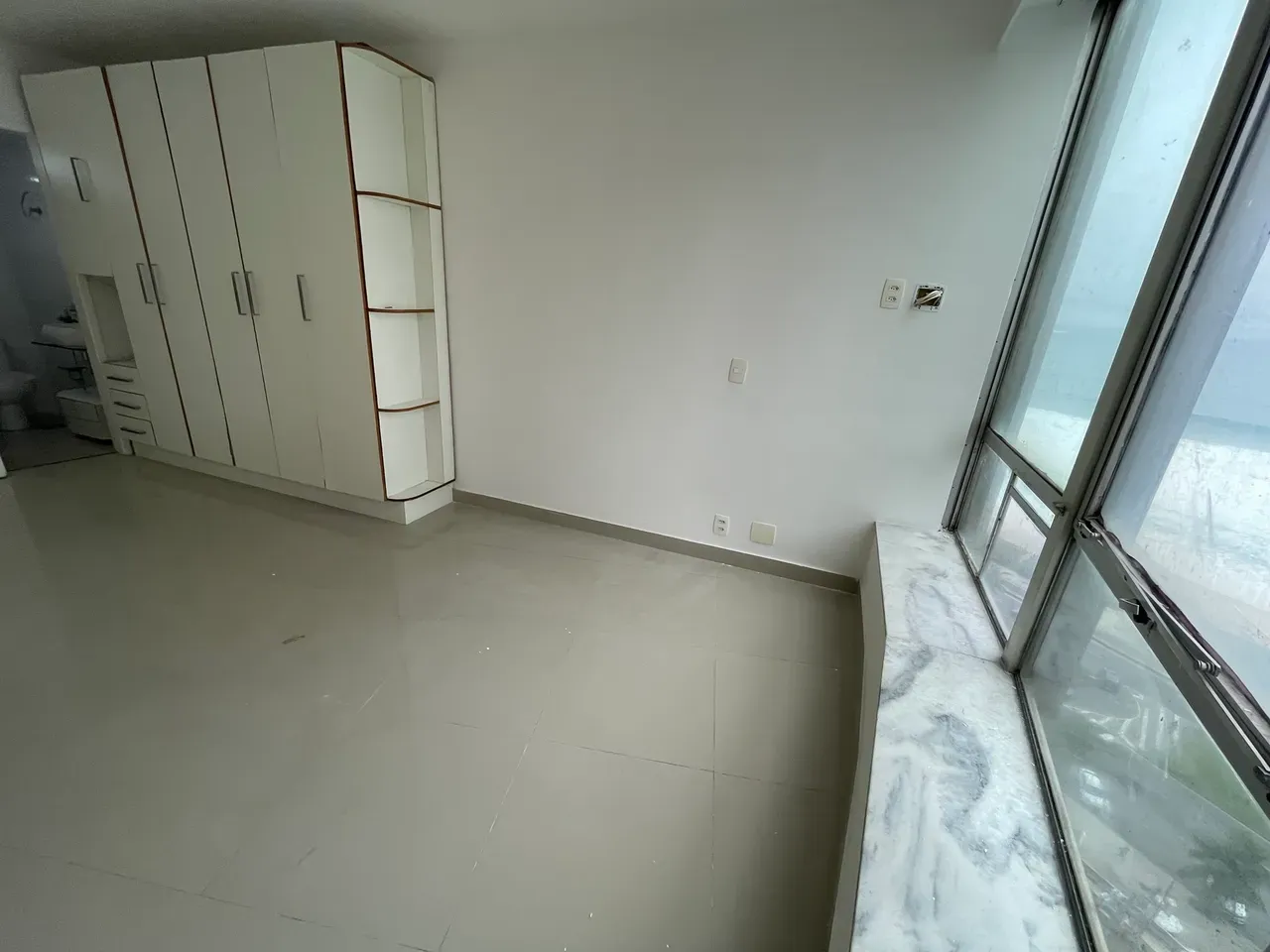 Unfurnished apartment with floor to ceiling windows — photo 27