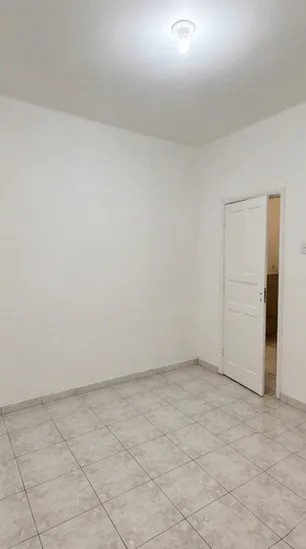 House with no parking, 1 bedroom and 1 bathroom — photo 3
