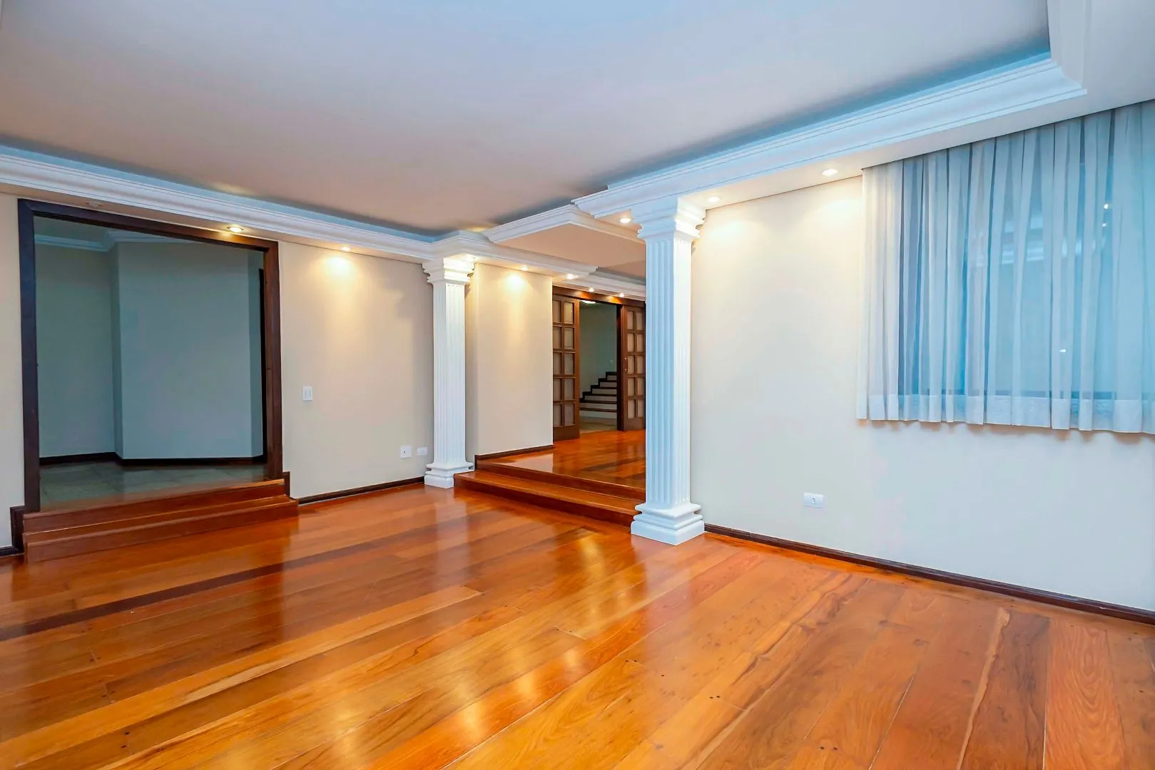 Rental house with 4 bedrooms and 5 bathrooms across 550 m² — photo 17