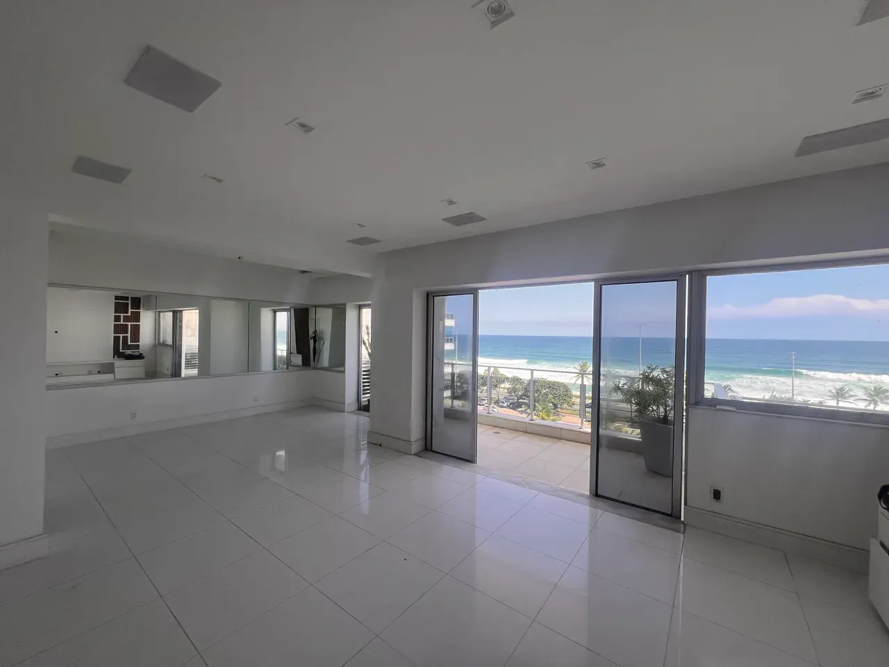 4-bedroom apartment with floor-to-ceiling windows — photo 7