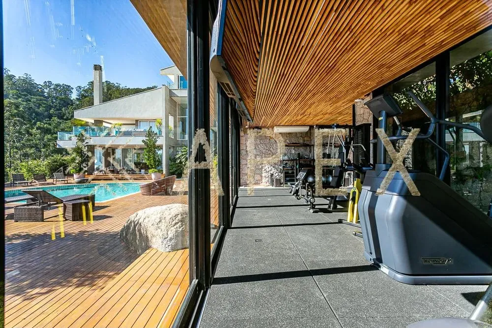 6 en-suite bedrooms, 9 bathrooms, 1600 m² and BBQ — photo 23