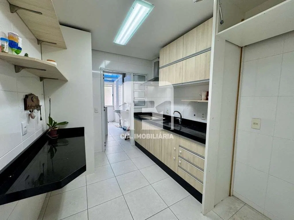 Apartamento de 3 quartos com cozinha fechada
