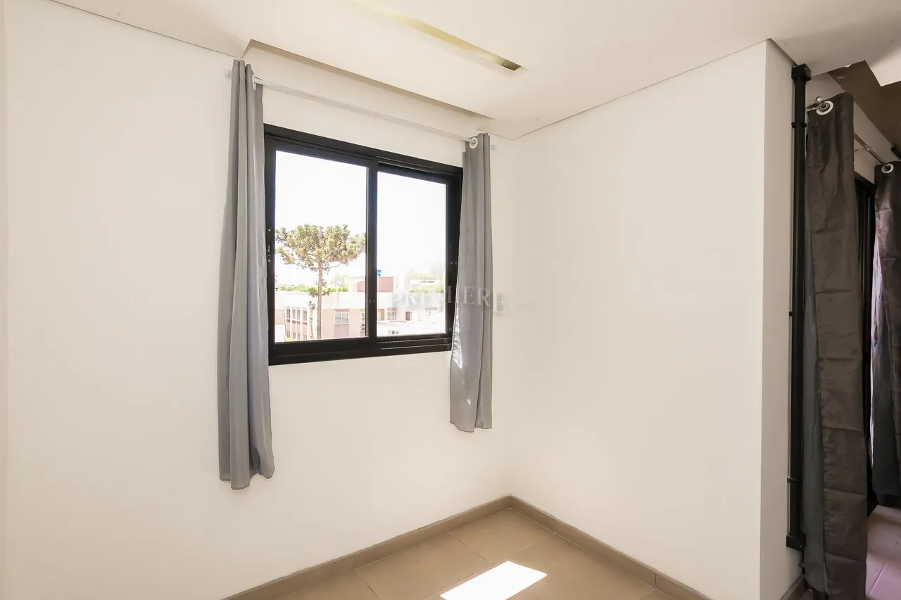 Estudio con cocina abierta y muebles empotrados — photo 9