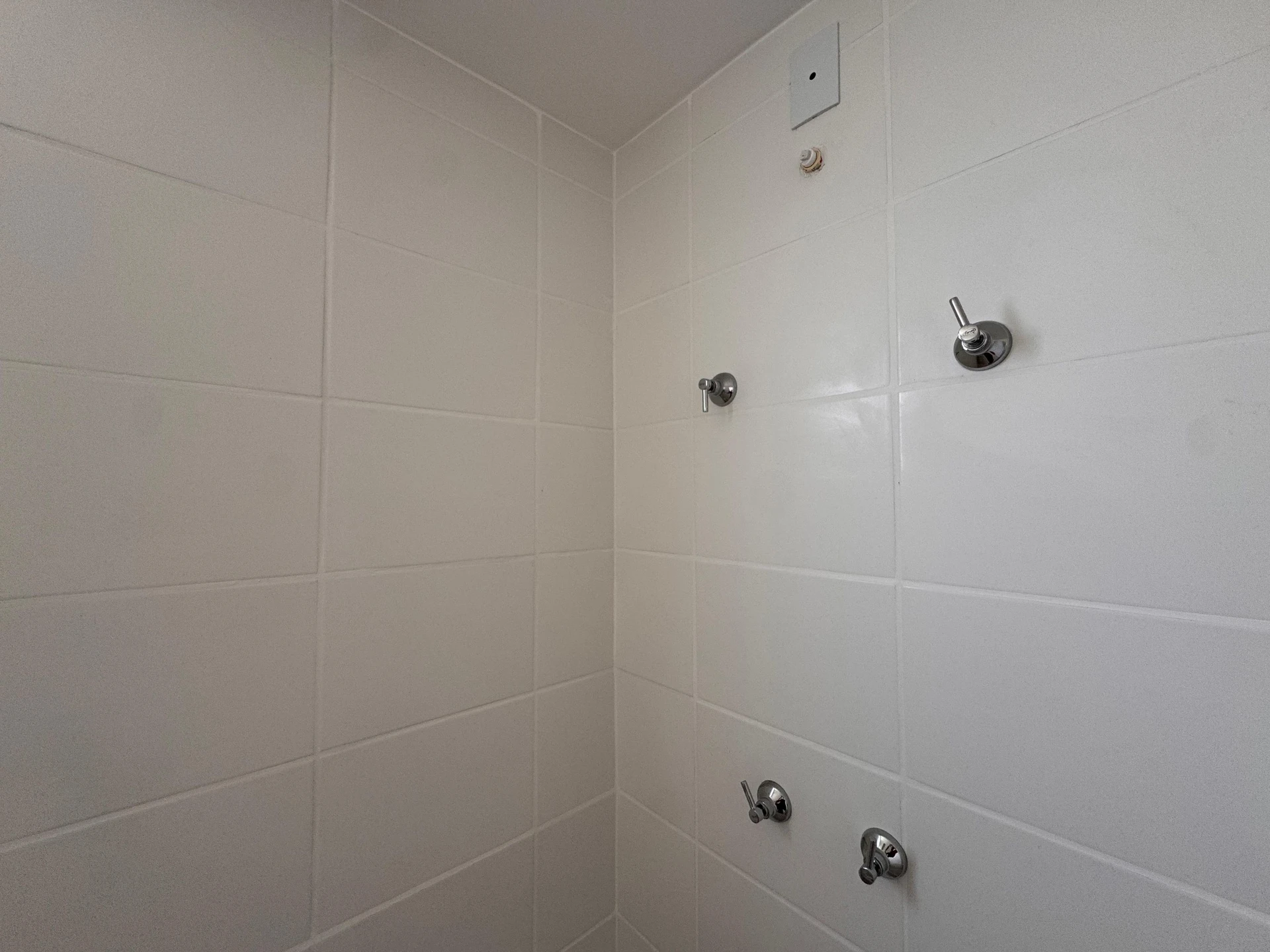 Unfurnished 2-bedroom apartment with parking and balcony — photo 22