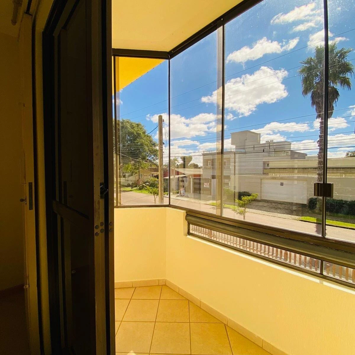 3-bedroom house with a glass-enclosed balcony in Curitiba — photo 16