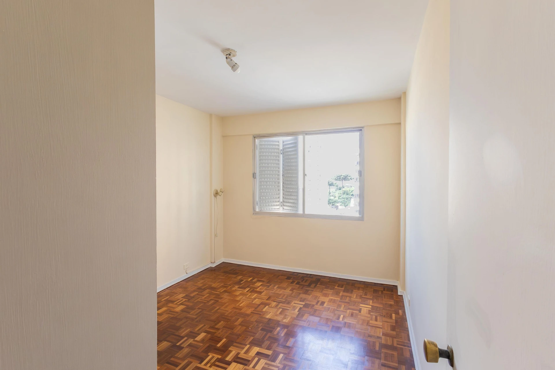 Furnished apartment, 283 m², with a glass-enclosed balcony — photo 28