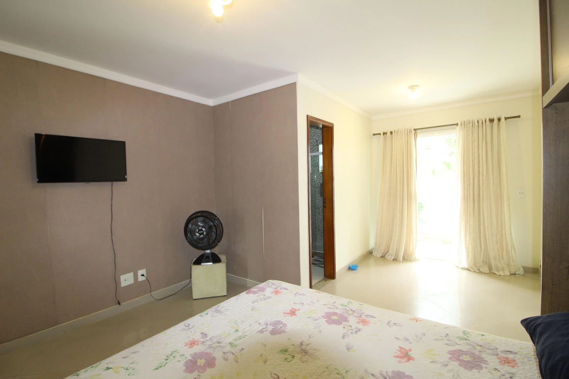 Rental apartment with 3 en-suite bedrooms and balcony — photo 12