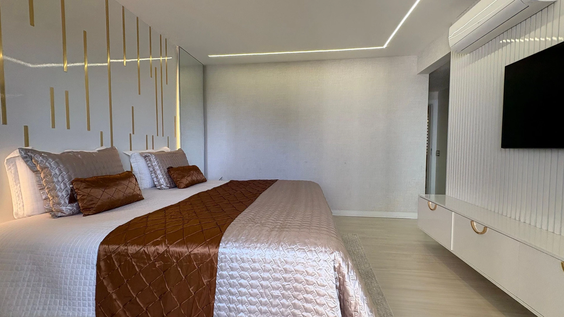 Jacuzzi in a 5-bedroom apartment, 217 m² — photo 70