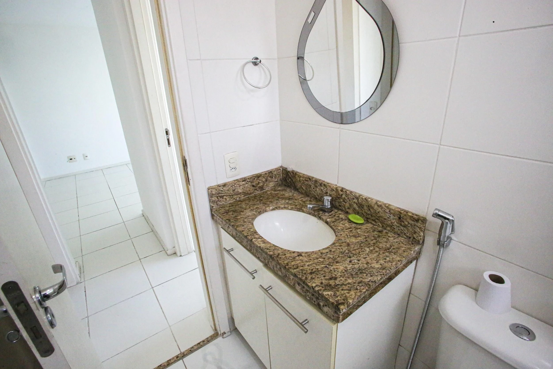 Glass-enclosed balcony in a 3-bedroom apartment, 131 m² — photo 55