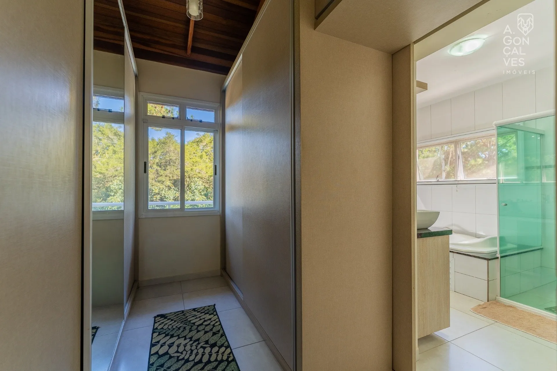 House with 4 bedrooms, 4 bathrooms and air conditioning — photo 33