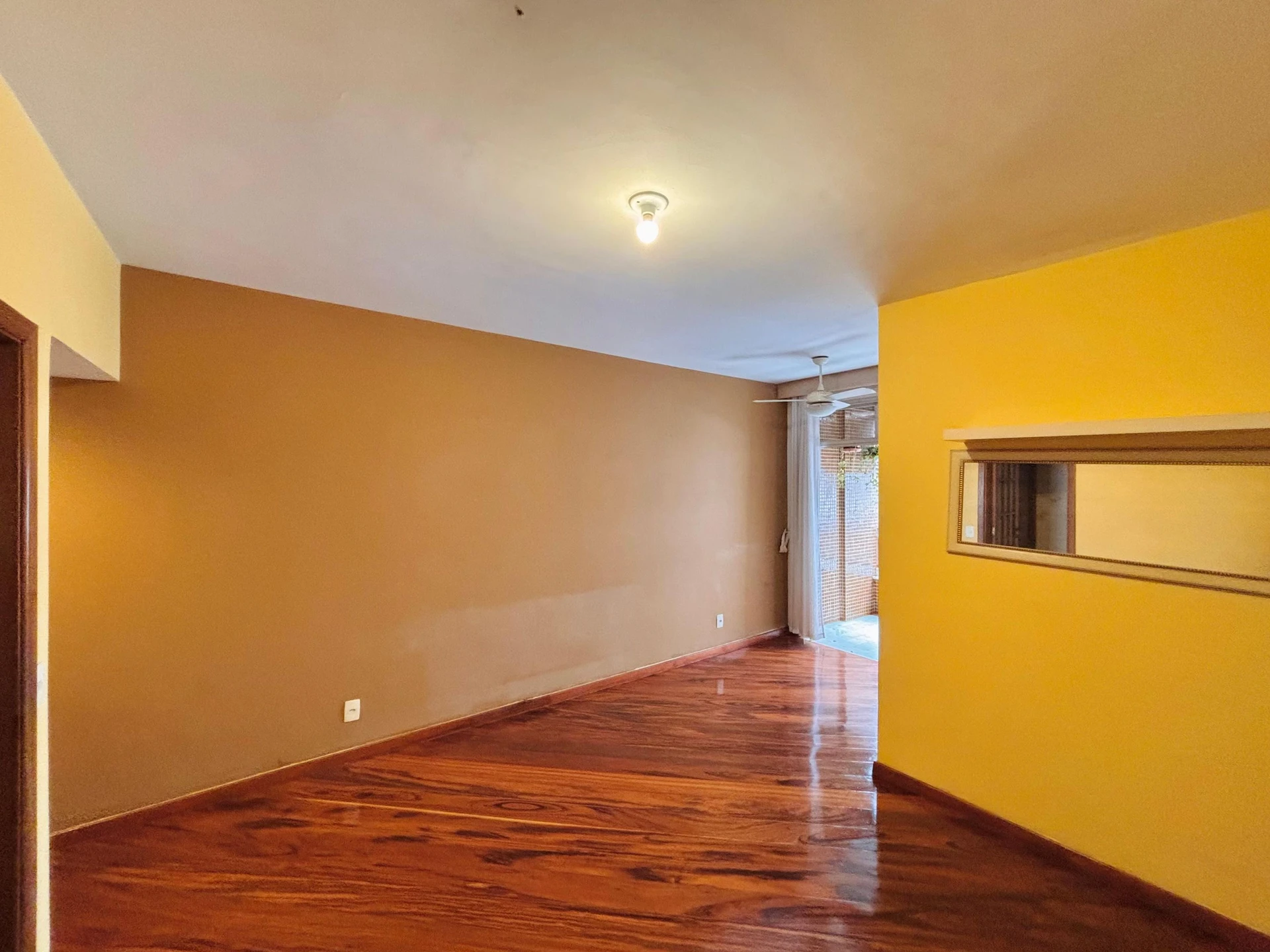 Apartamento sem mobília com 2 quartos e 1 banheiro