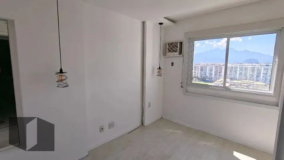 Furnished 3-bedroom apartment with glassed balcony — photo 11