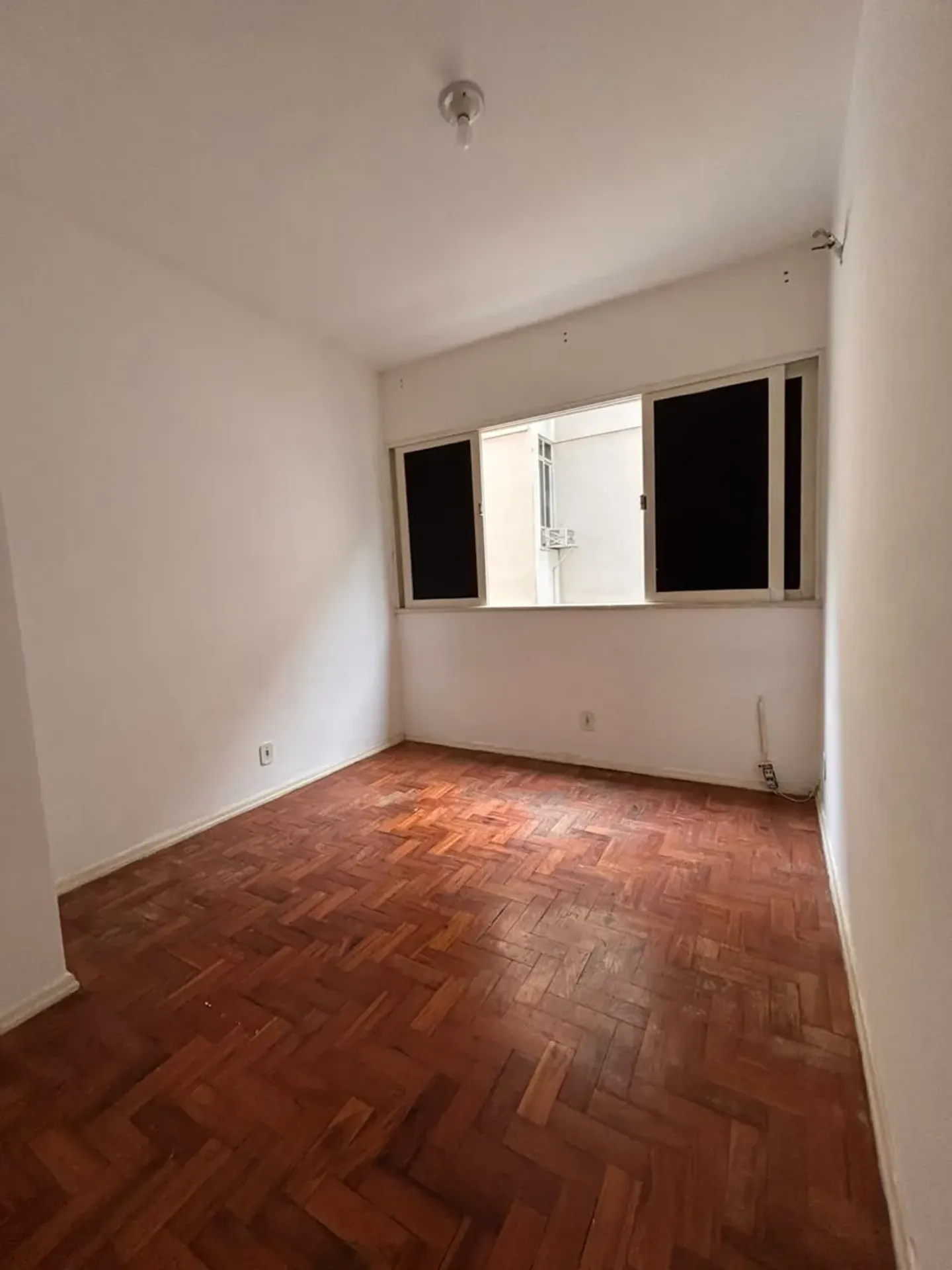 2-bedroom apartment with wood or laminate floors — photo 5