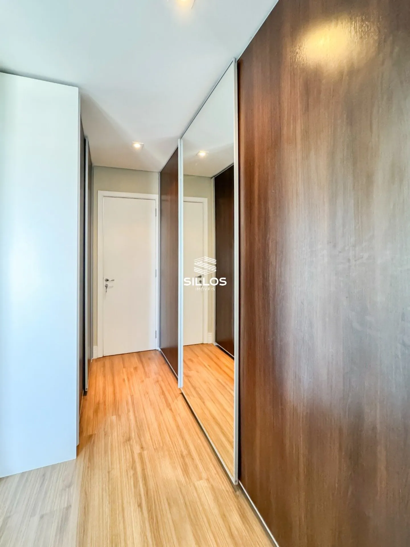 3-bedroom apartment with a bathtub in Curitiba — photo 25