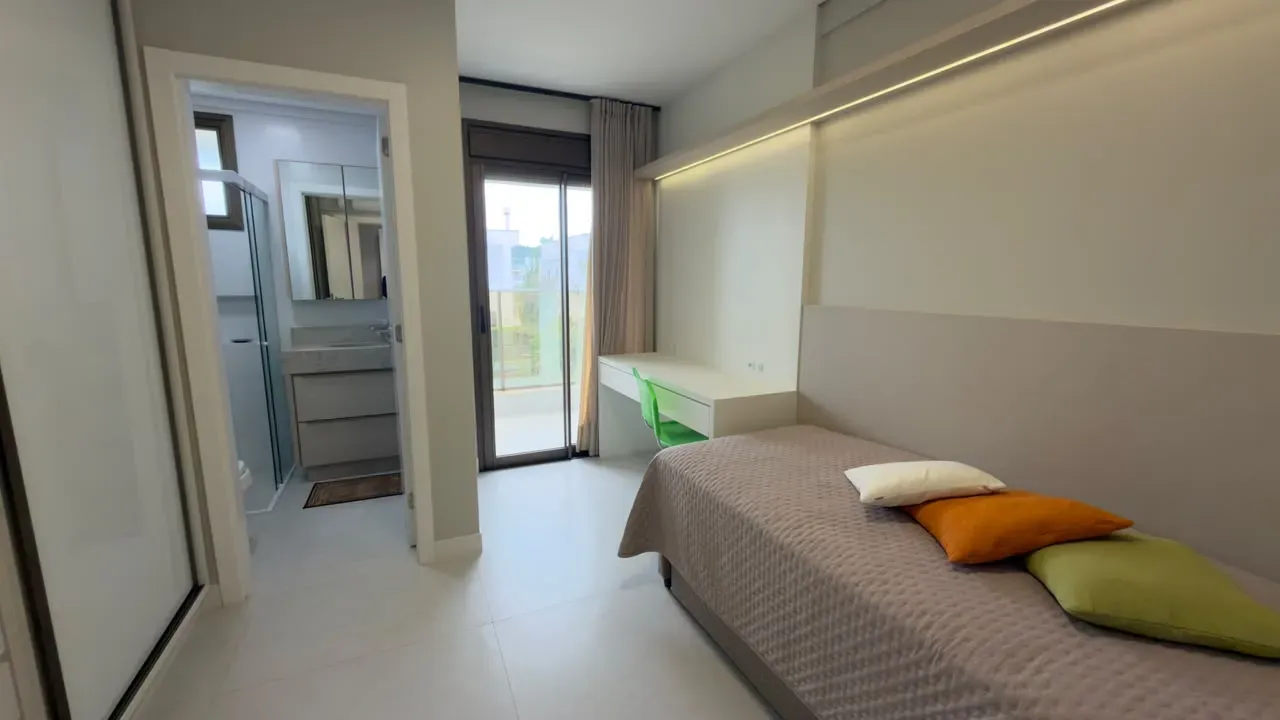 Furnished apartment with open-plan kitchen and 3 en-suites — photo 11