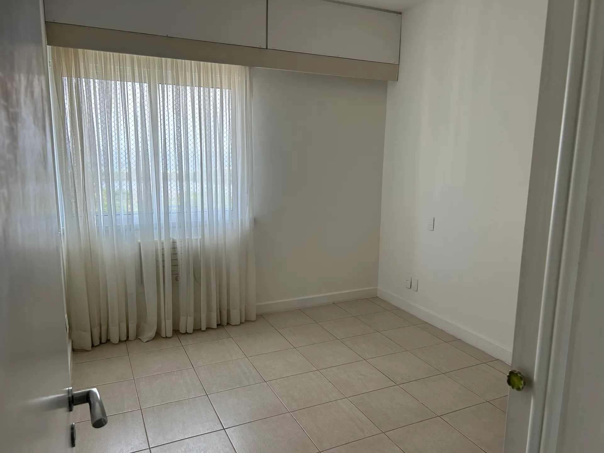 4-bedroom apartment with a glass-enclosed balcony — photo 10