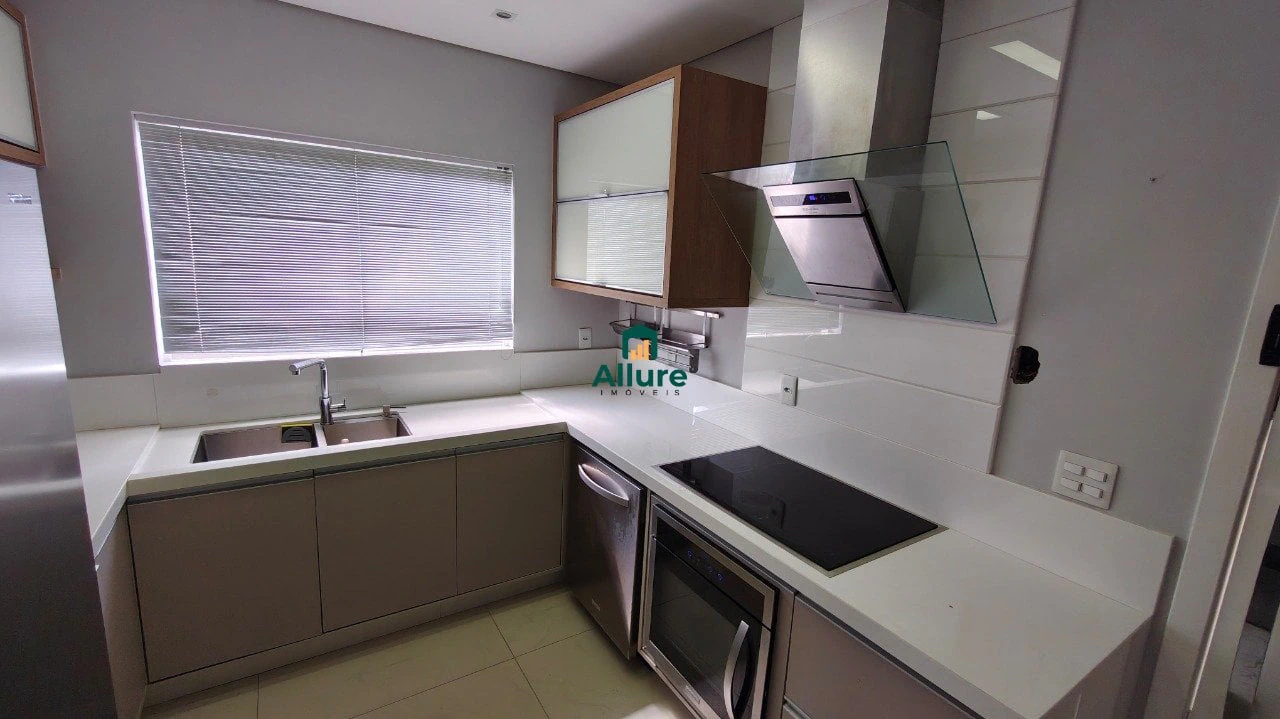 Bathtub in a 3-bedroom house, 181 m² — photo 13
