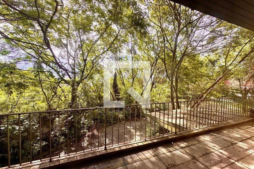 Застеклённый балкон и 3 спальни: дом 861 м² — photo 16