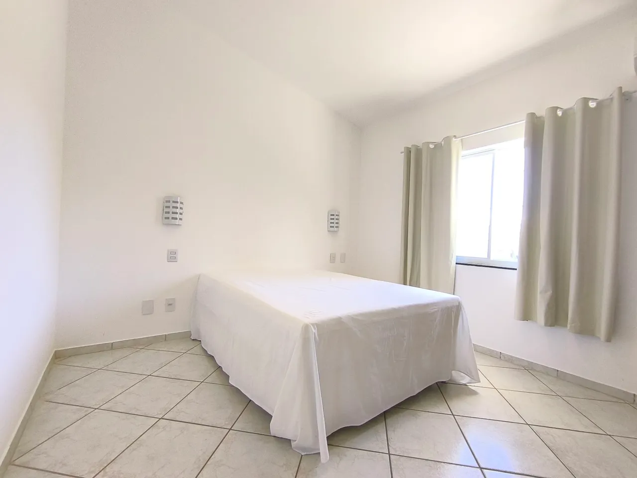 One-bedroom apartment in a building with a pool — photo 6