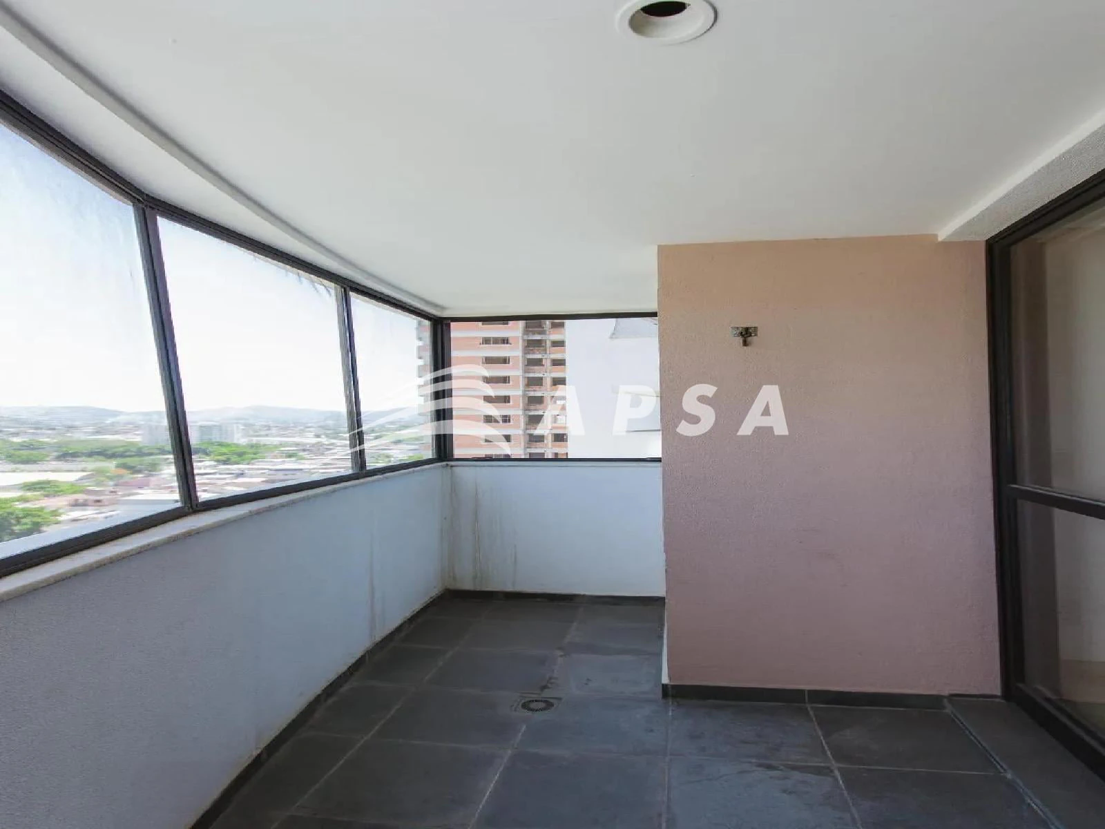 Unfurnished 2-bedroom apartment with a private BBQ — photo 5