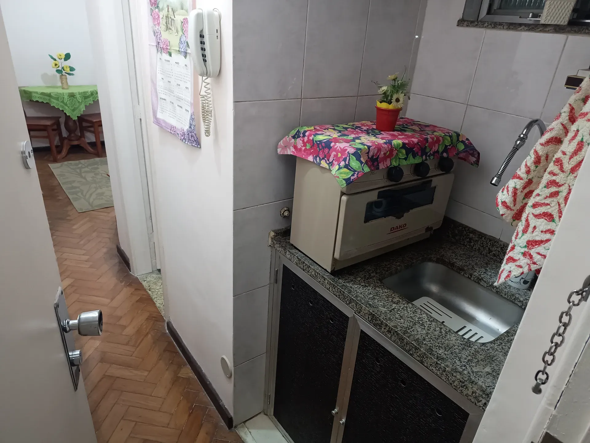 Balcony with a grill in a one-bedroom apartment, 30 m² — photo 2