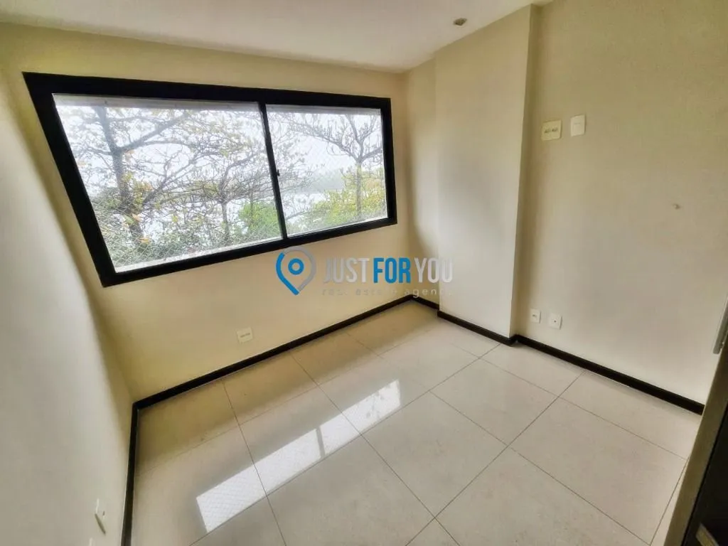Apartamento com 3 dormitórios e varanda fechada de vidro — photo 23