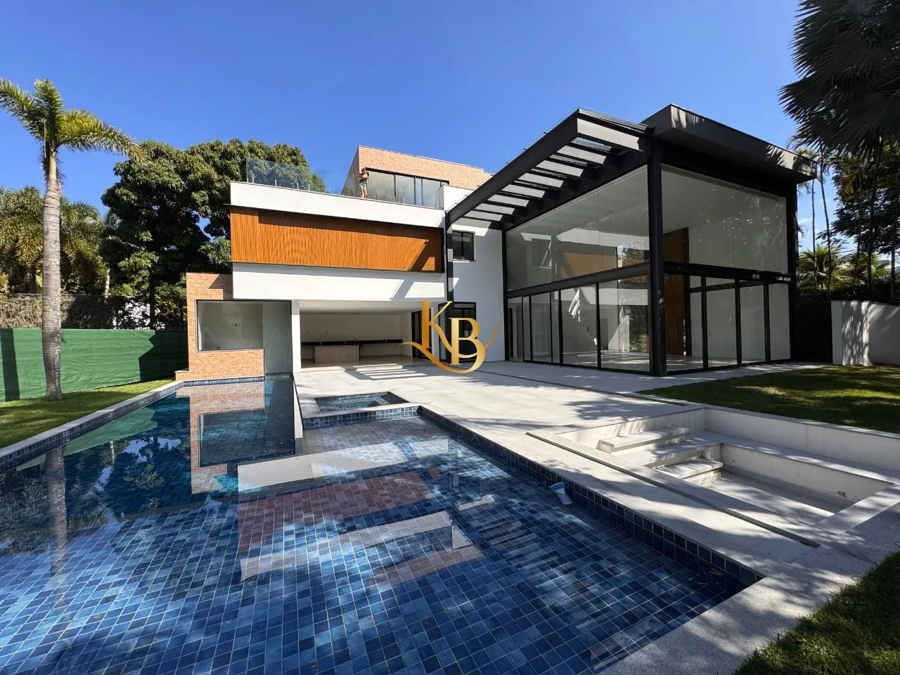 Casa com 5 quartos e área de piscina ao ar livre — photo 54
