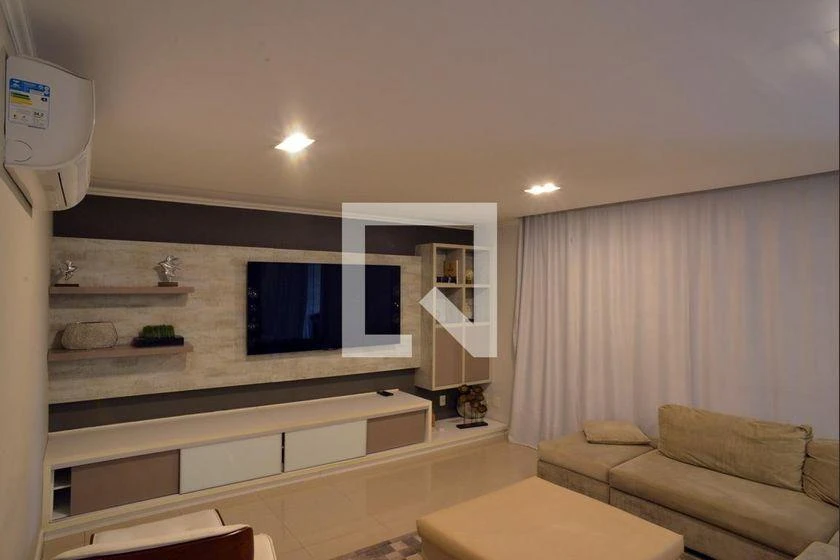 Glass-enclosed balcony in a 4-bedroom apartment, 233 m² — photo 31